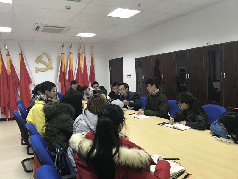 藝術(shù)系團總支書記朱金鋒老師做培訓(xùn)開班講座