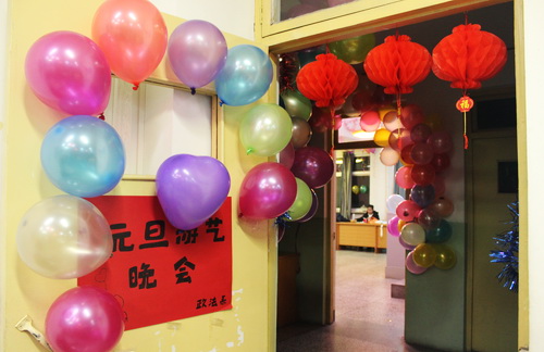色彩絢麗、喜氣洋洋的活動(dòng)現(xiàn)場(chǎng)