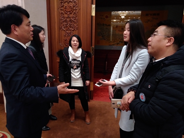 新聞發(fā)布會現(xiàn)場，多家媒體記者采訪賀瑞虎書記