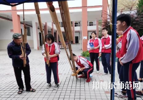 學費對于家長們來說，會在了解學校之前自己確定好學費的范圍，這樣就以這個目標來衡量學校，但是有的家長其實是更關(guān)心學校的安全這些，很擔心學生在學校沒有安全保障，所以小編就準備了臺江幼兒師范中等職業(yè)學校收費情況，供與參考。 臺江幼兒師范中等職業(yè)學校收費標準 住宿費500元/學年、書本費400元/學年,合計繳費900元。 建檔立卡戶享受“三免兩補”(免學費、免(補)住宿費、免(補)書費，國家助學金、專項助學金) 臺江幼兒師范中等職業(yè)學校開展7月主題黨日系列活動 1921.7 ~ 2019.7 篳路藍縷，砥礪前行 初心不忘，邁向復(fù)興 98年，對于一個人，也許很漫長; 對于一個國家，彈指一揮間; 對于一個政黨，恰是風華正茂! 今年，黨的98歲生日， 我們熱烈慶祝中國共產(chǎn)黨98周年快樂! 6月10日晚,我校第一屆校園“十佳歌手”比賽暨歌唱祖國獻禮70周年決賽在演播廳拉開序幕。 來自學校不同專業(yè)的19位同學引吭高歌，歌唱祖國。比賽期間高潮迭起，精彩紛呈。選手們在舞臺上活力四射，盡顯職校學生魅力。 近一個半小時的角逐，“十佳歌手”終于誕生。張帆校長、金海清副校長親自為獲獎學生頒發(fā)榮譽證書。頒獎結(jié)束后，全體同學用一曲《我和我的祖國》獻禮祖國70周年，唱出對黨和祖國的熱愛。 6月24日，我校黨支部書記、校長張帆，黨支部副書記趙明珠走訪慰問貧困學生姜發(fā)才，張帆校長仔細詢問姜發(fā)才在杭州的學習和生活情況，希望姜發(fā)才在杭州繼續(xù)努力學習，認真做好即將開展的頂崗實習工作，學好技能走出大山，通過自己的努力改變自己和家庭的命運，最后，張帆校長代表臺江職校黨支部及全體師生將6000元愛心捐款交到了姜發(fā)才伯母手中。 6月28日，我校黨支部書記、校長張帆，黨支部副書記趙明珠走慰問貧困學生姜非明、姜非林(兩人為雙胞胎，孤兒)。張帆校長親自為兩位同學送去新衣服，并詳細了解學生的家庭情況，與其監(jiān)護人進行溝通和交流，將一千多元資助金交到學生監(jiān)護人手中，以增強其克服困難的信心。 6月28日，臺江職校黨支部圍繞脫貧攻堅工作，開展走訪慰問，送溫暖、送服務(wù)活動，幫助特困黨員、老黨員等解決工作中的實際困難和生活問題，走訪慰問幫扶村、看望我校脫貧攻堅駐村干部，為南省村村委送去兩箱辦公室打印用紙，為南省村貧困黨員、臺江職校困難黨員、老黨員送去食用油、大米等慰問品。 張帆校長致辭，回顧黨支部工作并對奮斗在各工作崗位上的黨員表示感謝，同時向全體黨員提出要求， 他表示，全體黨員要把加強黨的思想理論建設(shè)放在第一位，要加強黨性修養(yǎng)，不斷提高自身素質(zhì)，要加強作風建設(shè)，提高教育教學質(zhì)量。 “我志愿加入中國共產(chǎn)黨，擁護黨的綱領(lǐng)，遵守黨的章程……隨時準備為黨和人民犧牲一切，永不叛黨!”7月1日，臺江職校全體黨員干部在退休黨員歐德耀同志帶領(lǐng)下，面對莊嚴的黨旗，整齊列隊，重溫入黨誓詞。 黨支部副書記趙明珠組織全體黨員學習習近平總書記在學校思想政治理論課教師座談會上的重要講話精神。 熊金江副校長宣讀《臺江職校關(guān)于“七一”表彰優(yōu)秀黨員、黨齡“逢十”黨員的決定》。 張帆校長為優(yōu)秀黨員、黨齡“逢十”黨員頒發(fā)榮譽證書 系列活動在雄壯的《國際歌》中落下帷幕，歌聲鏗鏘有力，革命精神代代傳遞，美好的生活共同憧憬。 九十八年，崢嶸歲月， 九十八年，輝煌歷程。 今天的我們揮舞著前輩們的偉大旗幟 ,追隨著那從未熄滅的明燈,沖鋒陷陣,高揚風帆,向著那彼岸,向著那未來更加執(zhí)著而勇敢地前進, 前進 ,前進! 不是所有的中專學校都會根據(jù)分數(shù)來錄取的，有的學校錄取是根據(jù)專業(yè)的招生要求面試錄取學生。其實現(xiàn)在學生想要升學有很多的通道，只是在家長和學生的觀念里，只有通過了高考或者中考是最好的，但是現(xiàn)在利用專業(yè)課程同樣也是能升學的。 家長在了解學校的學費時也是要注意學校的學費中間是穿插了各種的助學政策、減免政策、免學費政策還有學校的獎學金政策，家長們把這些了解清楚了就可以幫助自己前進一部分的學費。