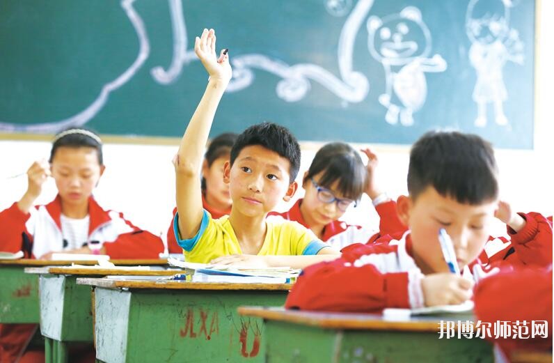其實(shí)這個(gè)問題要看你怎么去想。對(duì)于文化成績優(yōu)秀的學(xué)生來說，上幼師學(xué)校肯定就不值得了;而文化成績不是很理想的學(xué)生來說，上幼師學(xué)校就是一個(gè)不錯(cuò)的機(jī)會(huì)。所以學(xué)生怎么選擇學(xué)校，就要看學(xué)生自己的情況了，畢竟每一個(gè)人的情況都是不一樣的。幼師學(xué)校主要是以專業(yè)知識(shí)以及技能為主的學(xué)校，為學(xué)生提供學(xué)習(xí)的平臺(tái)。  六盤水民族職業(yè)技術(shù)幼兒師范學(xué)校 六盤水市民族職業(yè)技術(shù)學(xué)校(簡(jiǎn)稱“六盤水民族職業(yè)技術(shù)幼兒師范學(xué)校”)的前身始建于1986年，并于1990年與六盤水市民族學(xué)校合并。93年更名為六盤水市民族職業(yè)技術(shù)學(xué)校。20多年的辦學(xué)實(shí)踐中，取得了不少成就，得到社會(huì)的認(rèn)可。  但普通教育與職業(yè)教育合并辦學(xué)的許多弊端在日積月累中不斷的突現(xiàn)。2009年市委、市政府及市教育局等相關(guān)單位經(jīng)過反復(fù)調(diào)研，多方論證，決定在原商財(cái)校校址(八一路50號(hào)，軍分區(qū)往上150米)新籌建六盤水民族職業(yè)技術(shù)學(xué)校，使之成為一所獨(dú)立的國家級(jí)重點(diǎn)職業(yè)學(xué)校，并于2009年秋季招生辦學(xué)。  辦學(xué)規(guī)模  學(xué)校占地面積45356平方米，校園建筑面積17260平方米，現(xiàn)有兩幢教學(xué)樓，共34個(gè)教室。一幢大連市政府援建的圖書樓、一幢辦公樓、一幢學(xué)生宿舍、兩個(gè)學(xué)生食堂、一個(gè)340米跑道足球場(chǎng)、1個(gè)珍珠球場(chǎng)、兩個(gè)蹴球場(chǎng)和4個(gè)籃球場(chǎng)。  獲得榮譽(yù)  1997年被評(píng)為貴州省重點(diǎn)職業(yè)高中，1999年被評(píng)為國家級(jí)重點(diǎn)職業(yè)高中，2004年7月通過國家級(jí)重點(diǎn)職業(yè)高中評(píng)估專家復(fù)評(píng)。是貴州省現(xiàn)代教育技術(shù)實(shí)驗(yàn)學(xué)校;貴州省少數(shù)民族傳統(tǒng)體育項(xiàng)目訓(xùn)練基地。全國計(jì)算機(jī)等級(jí)考試點(diǎn)及培訓(xùn)點(diǎn)、貴州省國家第64職業(yè)技能鑒定所、計(jì)算機(jī)高新技術(shù)考試站、貴州省公務(wù)員計(jì)算機(jī)應(yīng)用中級(jí)培訓(xùn)點(diǎn)、六盤水市財(cái)政局會(huì)計(jì)從業(yè)資格考前培訓(xùn)點(diǎn)及會(huì)計(jì)技術(shù)教育培訓(xùn)點(diǎn)，勞動(dòng)與社會(huì)保障局下崗職工再就業(yè)培訓(xùn)點(diǎn)，貴州省公務(wù)員電子政務(wù)培訓(xùn)點(diǎn)等。  報(bào)名條件  1、身心健康，品德良好。  2、積極向上，積極學(xué)習(xí)。  3、遵紀(jì)守法，品行端正，無不良行為，有上進(jìn)心。  報(bào)名方式  凡符合學(xué)校招生條件的學(xué)生持戶口簿、身份證、2張一寸彩色照片到學(xué)校招生就業(yè)辦公室報(bào)名。高中畢業(yè)生可在學(xué)校網(wǎng)站上報(bào)名。  注意事項(xiàng)  1、新生報(bào)名時(shí)帶好戶口簿或者身份證原件(或復(fù)印件)，及相關(guān)費(fèi)用到學(xué)校招生辦報(bào)名，并鑒定就業(yè)合同和優(yōu)惠入學(xué)協(xié)議。  2、報(bào)名時(shí)間：從即日起，到各專業(yè)名額報(bào)滿為止。  3、新生開校報(bào)到時(shí)請(qǐng)帶好戶口本、本人身份證原件，相關(guān)困難證明及交費(fèi)收據(jù)。  初中畢業(yè)生想要自己以后將來有個(gè)好的工作，就要靠自己的努力，學(xué)習(xí)一門比較熱門的專業(yè)去，認(rèn)真的學(xué)習(xí)，將來你才有一個(gè)穩(wěn)定的工作，穩(wěn)定的收入，以上是小編為同學(xué)們推薦的關(guān)于幼師學(xué)校的基本介紹，希望對(duì)同學(xué)們有所幫助，欲知更多學(xué)校詳情，請(qǐng)關(guān)注邦博爾幼師學(xué)校招生網(wǎng)。