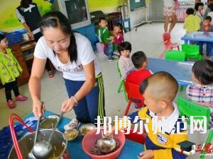 遵義2020年幼師學(xué)校有哪些科目?我們知道幼師專業(yè)是屬于一個學(xué)習(xí)內(nèi)容比較多的專業(yè)，因為是小朋友的啟蒙階段，同學(xué)們自己在報讀本專業(yè)的時候很多的同學(xué)都不知道到底是學(xué)一些什么?于是都來問道小編，小編就來給大家說一下關(guān)于學(xué)?？颇康氖虑榕丁? 幼師學(xué)校學(xué)習(xí)專業(yè)課程 1、幼兒教育學(xué)  了解現(xiàn)代教育、幼兒教育的新觀念、新思想、新信息，結(jié)合我國幼兒教育改革中的新問題、新情況，將理論的闡述和幼兒教育實踐中的問題結(jié)合起來，進行具體分析和指導(dǎo)。  2、幼兒心理學(xué)  了解幼兒的認知和言語發(fā)展的特點和規(guī)律、幼兒的情緒、個性與社會性發(fā)展的關(guān)系及幼兒的活動心里。能依據(jù)幼兒特點，利用所學(xué)相關(guān)知識，初步具備幼兒園基層崗位幼兒教師的工作能力。培養(yǎng)學(xué)生具有誠實守信、善于溝通和合作的品質(zhì)。  3、幼師英語  根據(jù)幼師學(xué)生的英語水平和專業(yè)特點，從聽、說、讀、寫四個方面全方位的培養(yǎng)學(xué)生，讓學(xué)生掌握基本語法知識、語音知識、日常用語，提高學(xué)生的口語交際技能和綜合閱讀、寫作能力。讓學(xué)生在學(xué)習(xí)過程中發(fā)展綜合語音運用能力，提高人文素養(yǎng)，增強實踐能力，培養(yǎng)創(chuàng)新精神。  4、幼兒園組織與管理  讓學(xué)生了解幼兒園組織與管理的基本原理和內(nèi)容，掌握幼兒園組織與管理的基本規(guī)律，學(xué)會用所學(xué)專業(yè)理論解決實際工作中遇到的管理問題。結(jié)合案例分析，培養(yǎng)學(xué)生的思辨意識、創(chuàng)新意識，提高學(xué)生與時俱進的管理理念，為學(xué)生今后從事幼兒園教育工作和管理工作奠定良好的基礎(chǔ)，具有較強的實用性和可操作性。  學(xué)前教育前景好不好 學(xué)前教育上的現(xiàn)在已經(jīng)有越來越多的人關(guān)注，就業(yè)前景上的非常不錯的一個職業(yè)了，在現(xiàn)階段學(xué)前教育專業(yè)就業(yè)率上也在一直上升，我國對于學(xué)前教育上的重視的提升，也為學(xué)前教育專業(yè)人才提供了較好的就業(yè)機會，使得社會上的對于學(xué)前教育人才上的甚至出現(xiàn)了供不應(yīng)求的現(xiàn)象，學(xué)前教育現(xiàn)階段也已經(jīng)成為一個非常重要的教育階段，擁有高素質(zhì)的學(xué)前教育人才對于整個教育事業(yè)上的也能夠起到一個促進和發(fā)展的作用。  幼師專業(yè)上就業(yè)前景也是比較好的，現(xiàn)階段社會上的對于幼師的需求也越來越多了，對于早期教育上的重視度的提升，使得幼師人才成為現(xiàn)階段社會上的所需要的重要人才選擇。  我們可以看到幼師專業(yè)學(xué)習(xí)的是很多的，小編給大家列舉了一些專業(yè)課程，其實這個專業(yè)是一個需要自己花費很多心力來學(xué)習(xí)的專業(yè)，同學(xué)們學(xué)習(xí)的內(nèi)容是很廣泛的，不過這個專業(yè)只要學(xué)好了，將來在就業(yè)方面就會很不錯，所以，希望選擇這個專業(yè)的同學(xué)都能掌握足夠的專業(yè)知識哦。