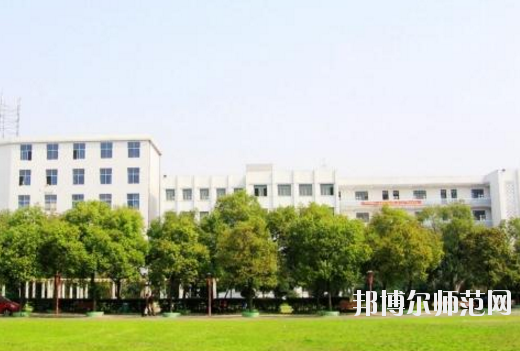 對于幼師學校的選擇，男生和女生是一樣的。現(xiàn)在大部分學校的幼師專業(yè)在進行招生的時候，其實男生和女生的招生計劃是統(tǒng)一的，學校對學生的性別并沒有要求。所以，小伙伴們選擇幼師學校的重點不應該是這所學校適合男生還是適合女生，而是這所學校本身的辦學條件好不好，以及學校的優(yōu)勢以及劣勢有哪些等等。接下來，對南昌理工職業(yè)中等專業(yè)學校感興趣的小伙伴們可以一起來看一看這所學校的具體情況。  南昌理工職業(yè)中等專業(yè)學校辦學理念 學校以“辦學校，不開學店，造福炎黃子孫!”為宗旨，遵循黨的教育方針，倡導“誠實、博愛、勤奮、自強”的校訓，按照“理論夠用，注重實踐”的原則，為社會經(jīng)濟建設培養(yǎng)“一專多能”的應用型人才。畢業(yè)生深受用人單位的歡迎。 例如推薦在“啟悅電子廠”工作的同學進廠第九天，就對8086高壓擊穿儀進行技術改造，降低了勞動強度，提高了生產(chǎn)效率。該廠董事長吳德和先生專程由臺北趕來我?？疾欤敿春灦藦S校合作協(xié)議。  接著我校又與深圳新飛通、深圳捷迪訊、上海偉創(chuàng)力、上海先進半導體、上海華微、杭州矢崎、蘇州生益科技、上海攜程旅行網(wǎng)等20多家公司建立了合作伙伴關系?？梢哉f：“選擇理工，就業(yè)輕松!” 學校與南昌航空大學聯(lián)合辦學，是南昌航空大學繼續(xù)教育學院教學點，依托南昌航空大學的人才、圖書、先進的教學設施，資源共享。學校有一支政治素質(zhì)高、教學和管理經(jīng)驗豐富的專兼職師資隊伍，正副教授、高級教師近半，其中不少曾獲得“最佳授課教師”的稱號。  南昌理工職業(yè)中等專業(yè)學校教學設置 學校除精湛的理論教學外，還設有圖書閱覽室、計算機中心、語音室和電工、電子、機電、機械加工、數(shù)控、酒店管理等實驗室能安排學生進行多種實驗，“邊講邊練，講練結合”，確保學生動手能力的培養(yǎng)。 學校采取多層次、開放性辦學和封閉式管理。不僅注重教育質(zhì)量，更注重道德品質(zhì)和綜合素質(zhì)教育。教育管理嚴格，始終把學校的安全工作放在首位，在2005-2010職業(yè)高校年檢中，得到市教育局有關領導的表揚，連續(xù)被評為職業(yè)教育辦學先進單位。  南昌理工職業(yè)中等專業(yè)學校報名手續(xù) 即日起可到校招生辦或當?shù)匚倚Ｕ猩c報名，或來函來電報名、網(wǎng)上報名。  本地區(qū)的應屆初中畢業(yè)生可在就讀中學填中考志愿報名。  報到時帶好戶口本，五張一寸免冠照片和初高中畢業(yè)證書。  小編總結 南昌理工職業(yè)中等專業(yè)學校是一所按照“理論夠用，注重實踐”的原則，為社會經(jīng)濟建設培養(yǎng)“一專多能”的應用型人才的中專學校，學校開設有幼師類的專業(yè)，對幼師行業(yè)感興趣的初中畢業(yè)生可以多加關注這所學校。接下來小伙伴們可以去到學校官網(wǎng)對學校做進一步的了解。當然，在南昌還有開設有幼師類專業(yè)的其他學校，大家也可以看看其他的學校怎么樣，做一個比較，然后選擇出最適合自己的一所。