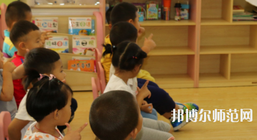 貴州2020年中專幼師學(xué)?？梢钥即髮? width=