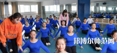 隨著社會的進步，人們的生活得到了全面的改善，開始重視自己子女的教育，對教育人才的教學水準就要求更高，使得很多學生都想要報考幼師學校。如果大家已經(jīng)做出了決定，要上幼師學校，就一定要盡早去了解學校信息。你越早了解學校，你可以選擇的學校就越多，就越能找到適合你的學校。幼師工作工作也相對輕松，不用從事體力勞動?，F(xiàn)在家長對孩子的教育非常看重，幼兒園也越來越正規(guī)，都需要幼師幼師從業(yè)資格證。  思南中等職業(yè)學校辦學條件 學校老校區(qū)占地面積120.6畝，新校區(qū)200畝，校園拓展空間大。校內(nèi)布局分為：教學區(qū)、實驗實訓區(qū)、產(chǎn)教結(jié)合區(qū)、生活區(qū)、行政辦公區(qū)、體育運動區(qū)、美化綠化區(qū)等。各場所均按標準設計規(guī)劃，達到國家示范校要求的學校教學、實訓、師生學習、工作、生活等方面需要的效果。  思南中等職業(yè)學校目標明確 學校培養(yǎng)目標明確，人才“出口”暢通，堅持德育為先，技能為重，全面發(fā)展與特長發(fā)展相結(jié)合。圍繞“自強篤行、厚德精技”的校訓，堅持“四自”(自信、自強、自律、自愛)、“四會”(學會做人，學會做事，學會求知，學會生活)的教育培養(yǎng)目標。  實行考與教分離，重視學生職業(yè)技能大賽，以賽促學，以賽促教;重視教師、學生下企業(yè)參與一線生產(chǎn)實踐，重視創(chuàng)建“校企聯(lián)動”、“工學結(jié)合”、“教學做一體”的人才培養(yǎng)模式，畢業(yè)生就業(yè)并能與企業(yè)接軌，與農(nóng)戶融合，人才培養(yǎng)質(zhì)量顯著提高。  銅仁碧江中等職業(yè)學校簡介 銅仁市碧江區(qū)中等職業(yè)學校創(chuàng)辦于1989年，是一所隸屬于碧江區(qū)人民政府的貴州省示范性中等職業(yè)學校。學校規(guī)劃占地面積420畝，規(guī)劃建筑面積13萬余平方米，總投資約5.8億元。教學區(qū)、生活區(qū)、運動區(qū)、綠化區(qū)布局合理，功能設施完善，環(huán)境優(yōu)美，地處銅仁市川硐教育園區(qū)桃園大道北側(cè)，毗鄰銅仁幼專、貴州健康職業(yè)學院，有著豐富的文化資源和育人氛圍。  學校自2013年搬遷至川硐教育園區(qū)以來，領導班子帶領廣大教師銳意進取，和諧奮進，確立了“發(fā)展教師、成就學生、服務社會”的辦學理念，圍繞“辦出特色、形成風格、爭創(chuàng)一流”的辦學目標，形成了“醫(yī)護為主、產(chǎn)教結(jié)合、校企合作”的辦學特色。  現(xiàn)在整體新生人口的增量將直接體現(xiàn)在幼兒園在園人數(shù)的增加，我國當前幼師行業(yè)的需求還是很大的，遠遠不足國家的計劃，所以從事幼師行業(yè)前景是很好的。幼兒園、教育機構(gòu)、培訓機構(gòu)、藝體教育行業(yè)等相關行業(yè)都需要大量新型教育人才，學生選擇了教育行業(yè)正好符合當今的教育的需求，所以對同學們來講就業(yè)前景是非常具有潛力化的。